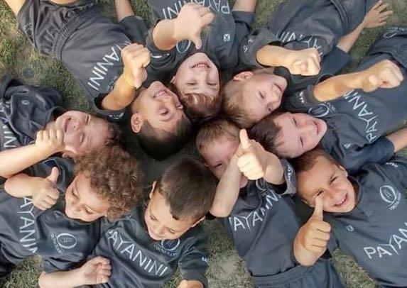 foto bambini gruppo sdraiati 2018